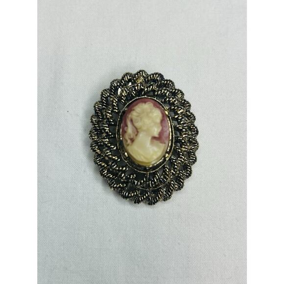 Vintage Gerry’s Cameo Brooch Pin 1.5” Grannycore Victorian Inspired - Picture 2 of 5